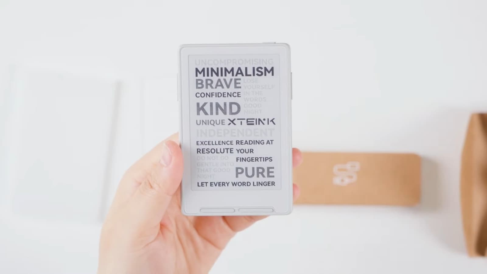 Эта крошечная электронная книга весит 58 г и поместится даже в бумажник. Представлена Xteink X3 с экраном 3,7 дюйма