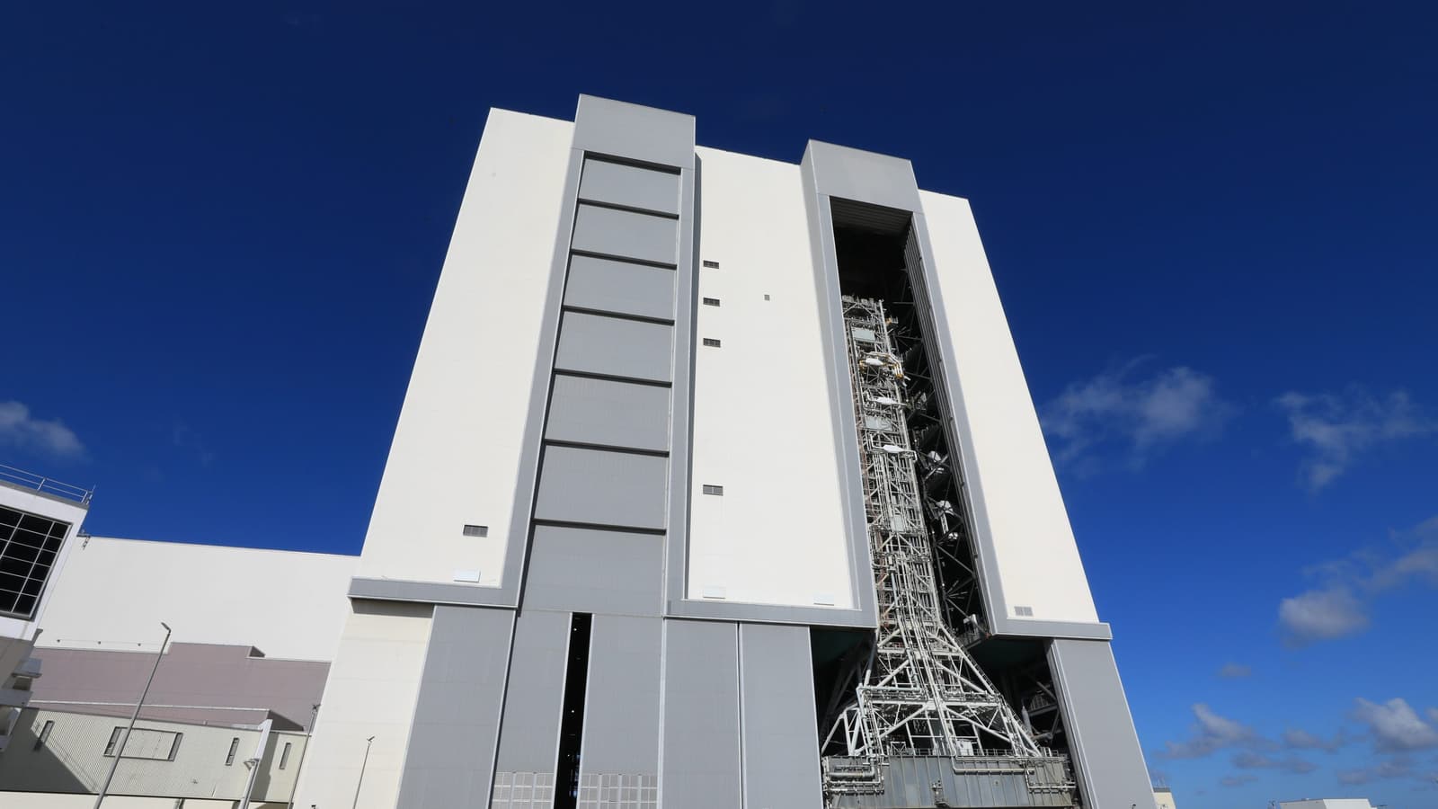 Мобильная пусковая платформа NASA вернулась в сборочный корпус для подготовки миссии «Артемида-3»