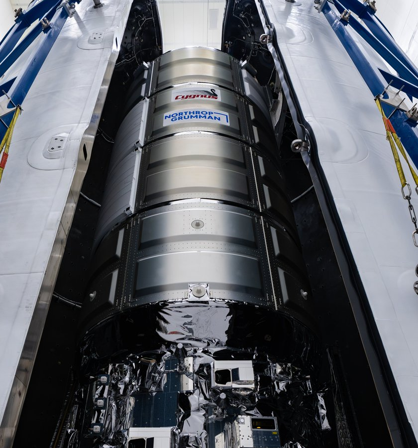 SpaceX приготовила 5-тонную посылку для МКС: корабль Cygnus XL уже «упакован» в Falcon 9