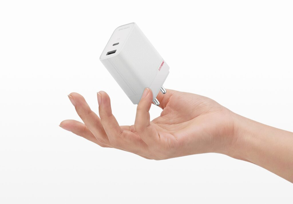 Напряжение 100–240 В и возможность быстрой одновременной зарядки смартфонов и ноутбуков. OnePlus представила компактный GaN-адаптер на 100 Вт