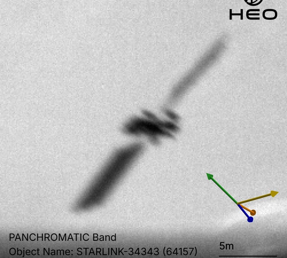 Спутник Starlink, который столкнулся с аномалией в космосе и потерял связь с Землей, показали на фото