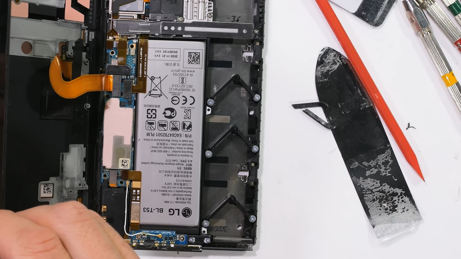 Гусеничная лента, сложный зубчатый механизм и специальные распорки. Разборка отменённого смартфона LG Rollable показала уникальную конструкцию