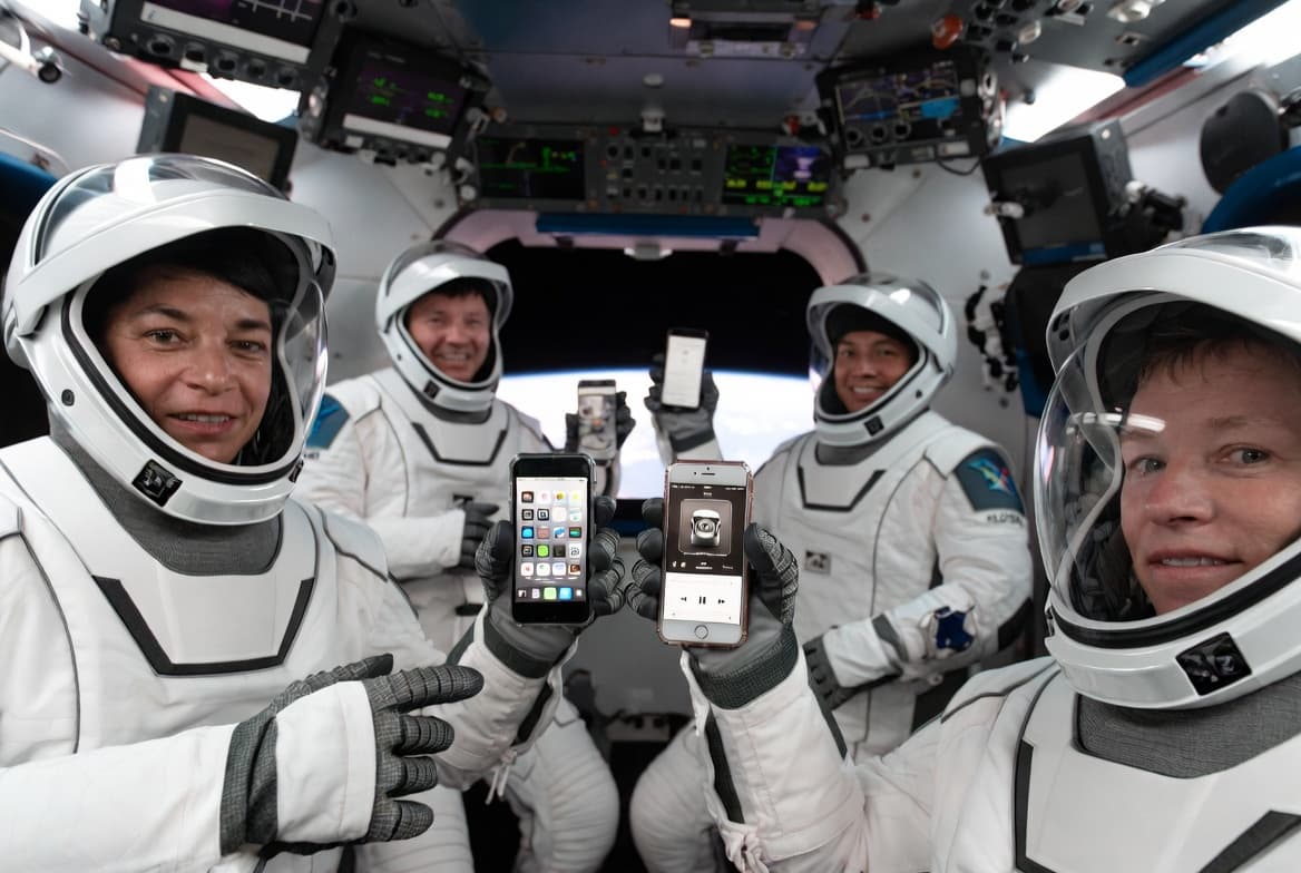 На космическом корабле Orion к Луне действительно полетело четыре iPhone 17 Pro Max. NASA испытывало их, прежде чем допустить к полёту