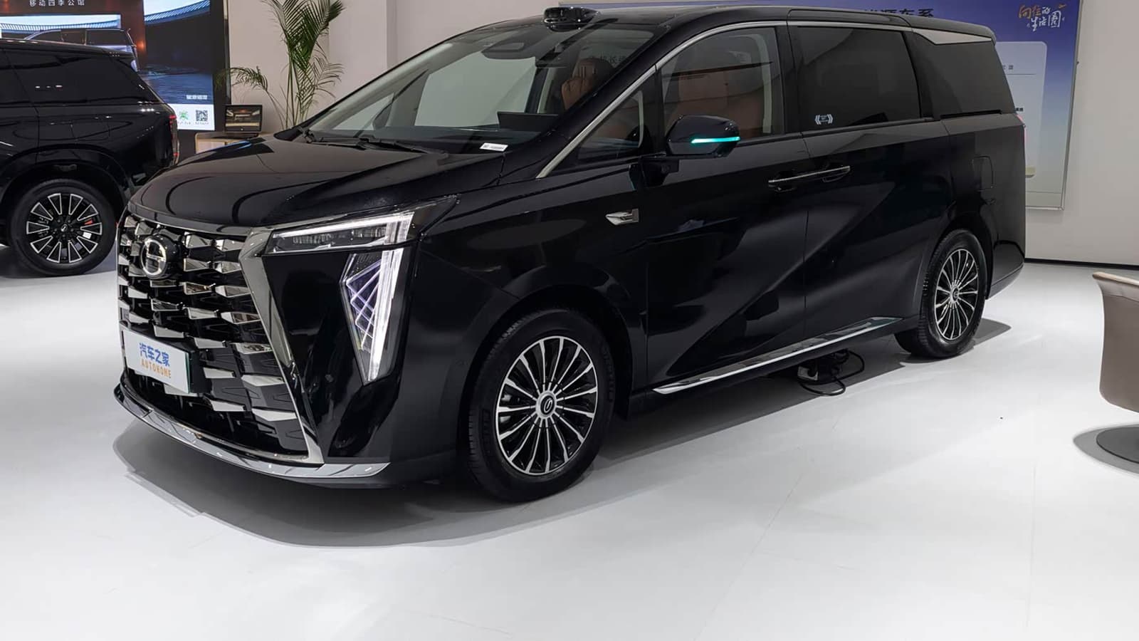 Аналог Toyota Alphard, но в два раза мощнее: 557-сильный полноприводный GAC Trumpchi M8 PHEV L уже появился у дилеров