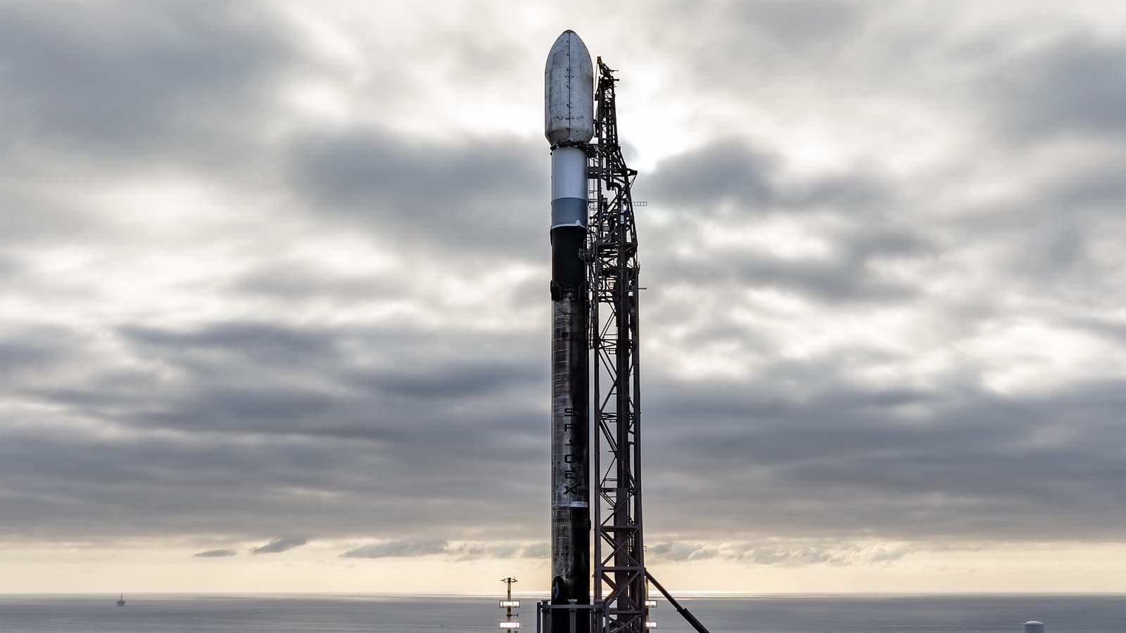 Важнейший 33-й полёт Falcon 9: ракета готовится вывести на орбиту 45 спутников от KAI, Argotec Srl, Exolaunch, Impulso.Space, Loft-EarthDaily, Lynk Global, True Anomaly и Planet Labs