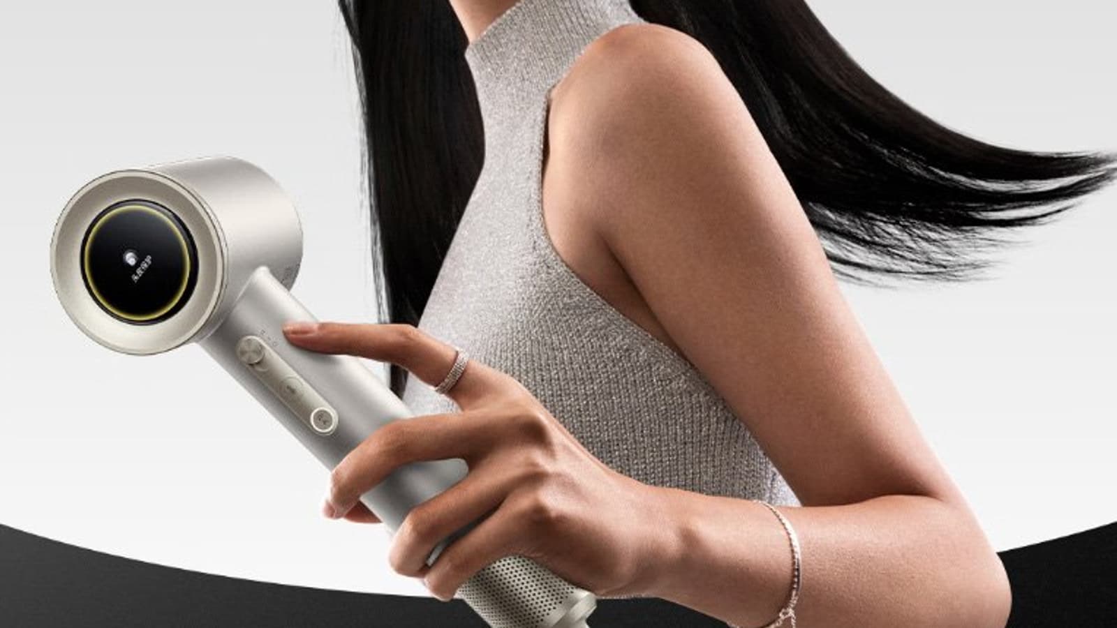 Теперь не только у Dyson. Xiaomi запустила продажи нового фена Mijia High-speed Water Ion Hair Dryer Pro, который сам понимает, как близко он к волосам