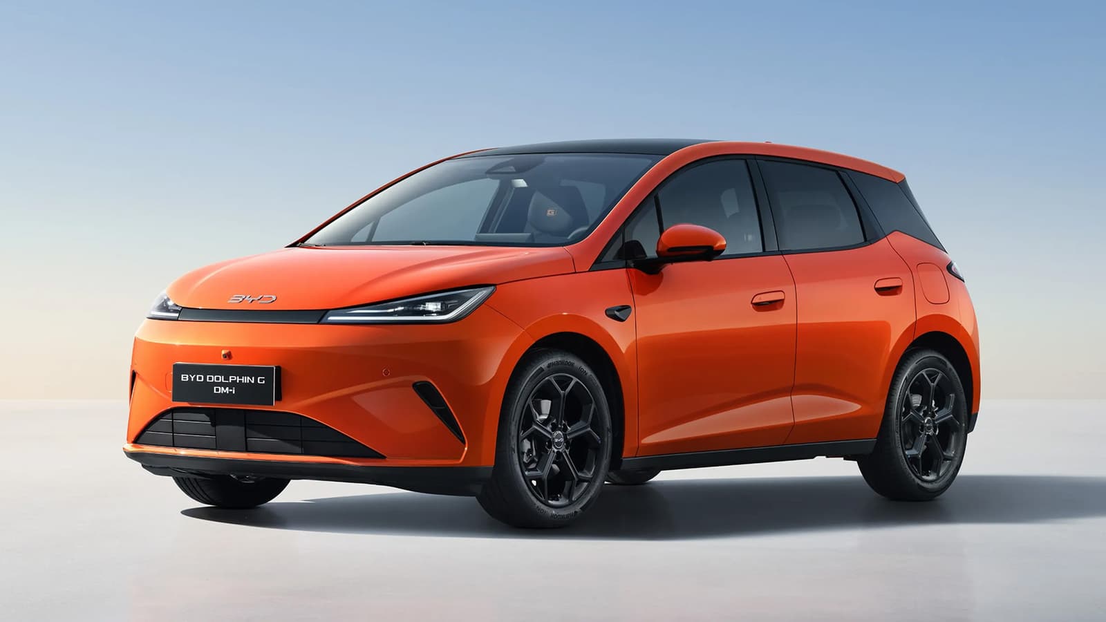 Самый нетипичный гибрид BYD. Опубликованы официальные изображения BYD Dolphin G DM-I, который сможет проезжать больше 1000 км на баке бензина
