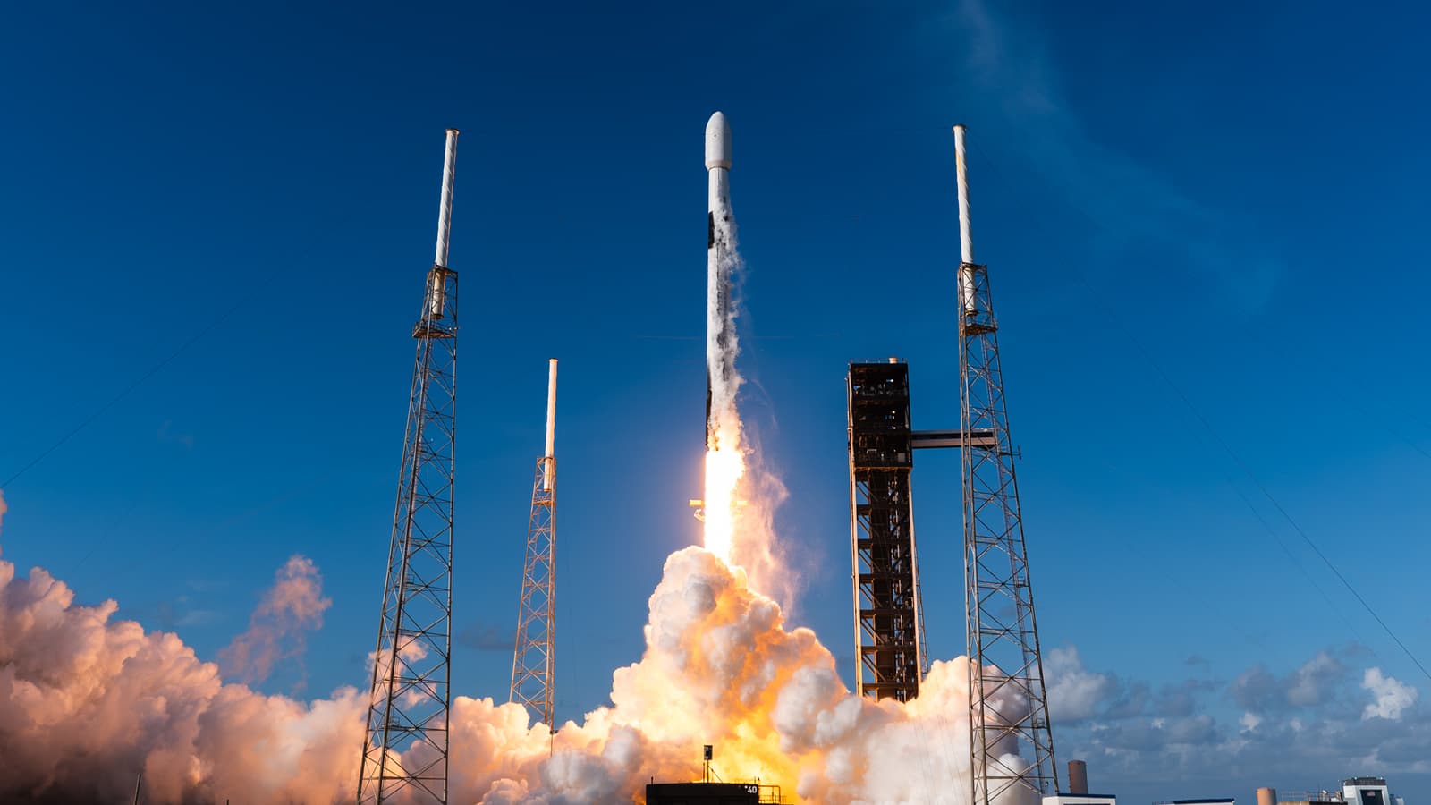 28 раз в космос — и обратно. SpaceX запустила очередную группу спутников Starlink, первая ступень использовалась в 28 запусках