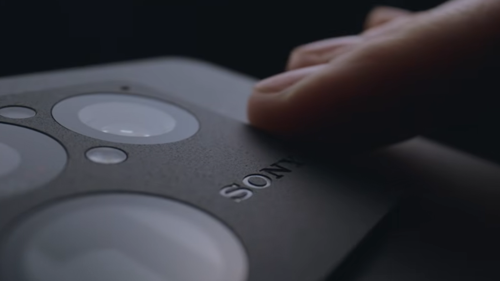 Sony показала Xperia 1 VIII вживую: огромный телевик, ИИ-камера, технологии Sony Alpha и редкий аудиоразъём