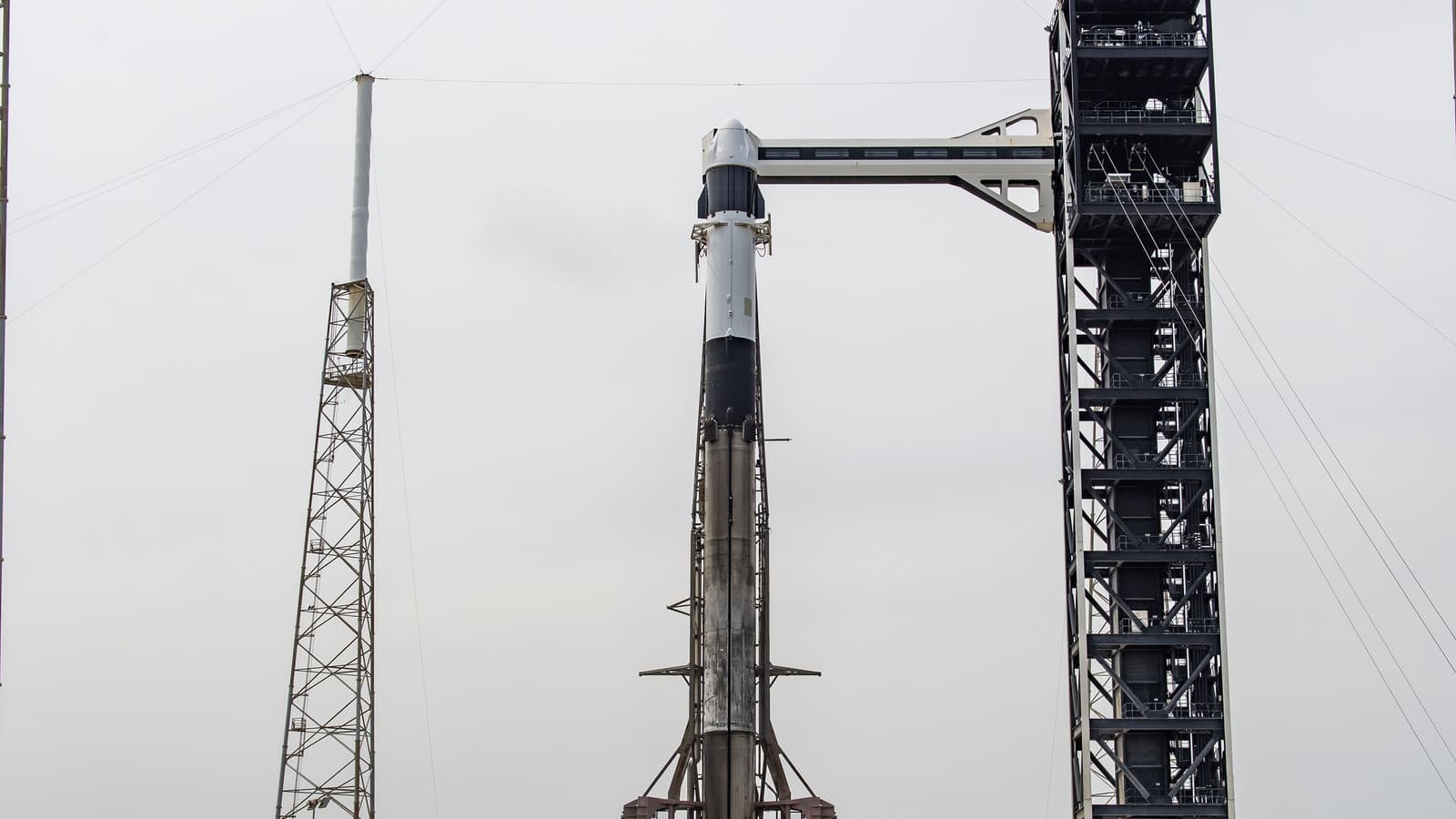 SpaceX перенесла важный старт к МКС — запуск Cargo Dragon на ракете Falcon 9 отложили на сутки