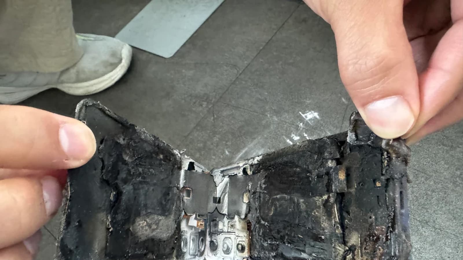 Samsung Galaxy S24 внезапно взорвался в руке владельца — начато расследование
