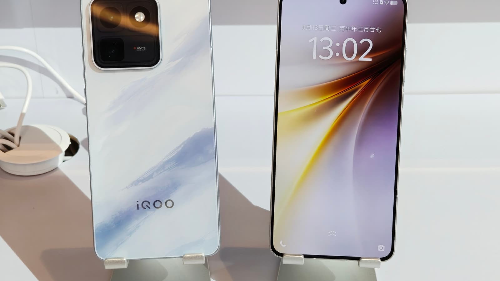 8000 мАч, 200-мегапиксельная камера, новейшая SoC Dimensity 9500 Monster. iQOO 15T показали вживую до презентации