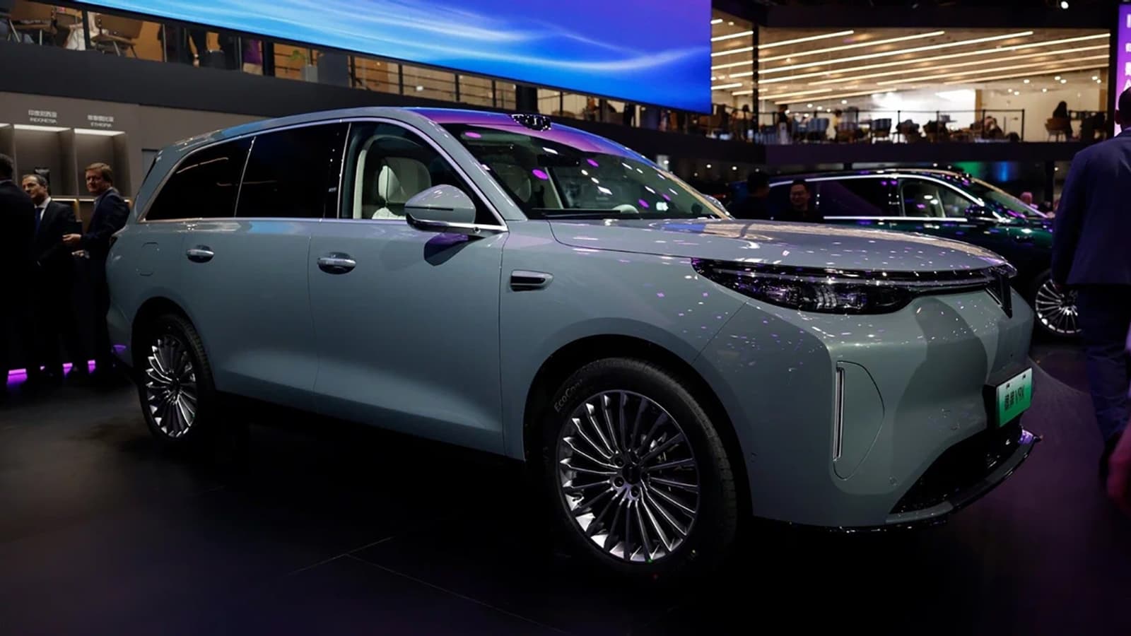 Заменитель Toyota Grand Highlander с официальной гарантией и в два раза мощнее: большой семейный кроссовер Wey V9X протестировали морозом перед выходом в России