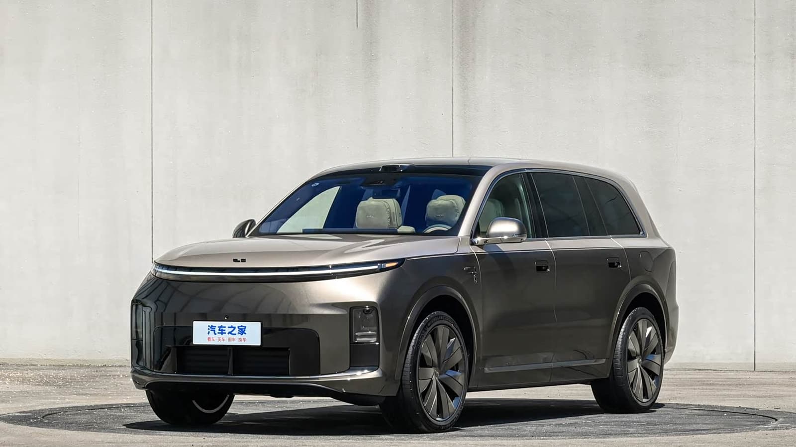 Li Auto основательно обновила свой флагманский кроссовер: Li Auto L9 Livis сможет проезжать 1650 км на баке бензина, а расход — всего 6,3 л/100 км