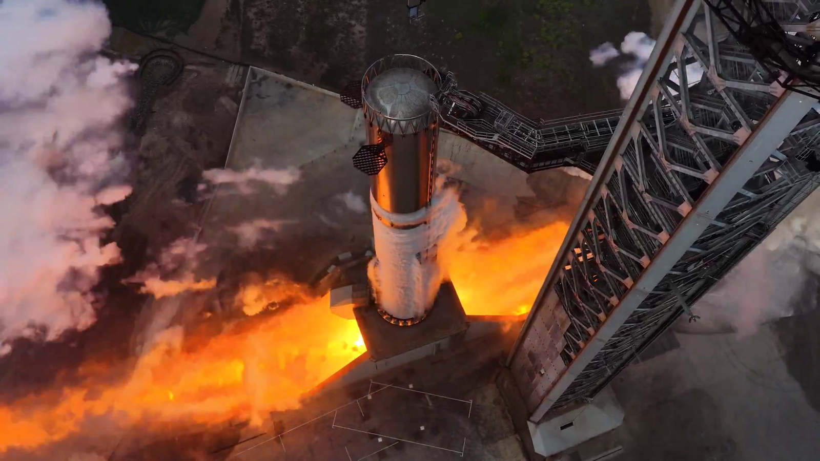 33 двигателя Raptor отработали 14 секунд на полной мощности: SpaceX опубликовала захватывающие кадры прожига ускорителя Super Heavy V3