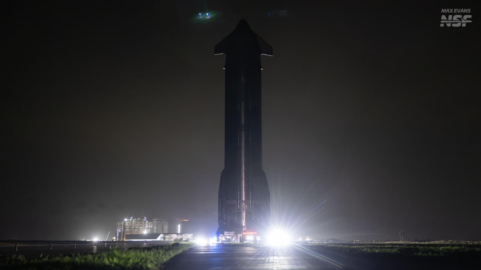 Starship нового поколения доставили на стартовую площадку. Корабль должны состыковать с Super Heavy уже 9 мая