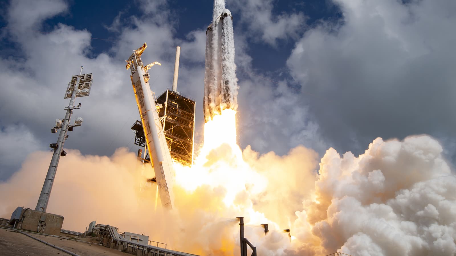 Первый за 1,5 года запуск сверхтяжелой Falcon Heavy: SpaceX показала эффектные фото запуска ракеты и приземления боковых ускорителей