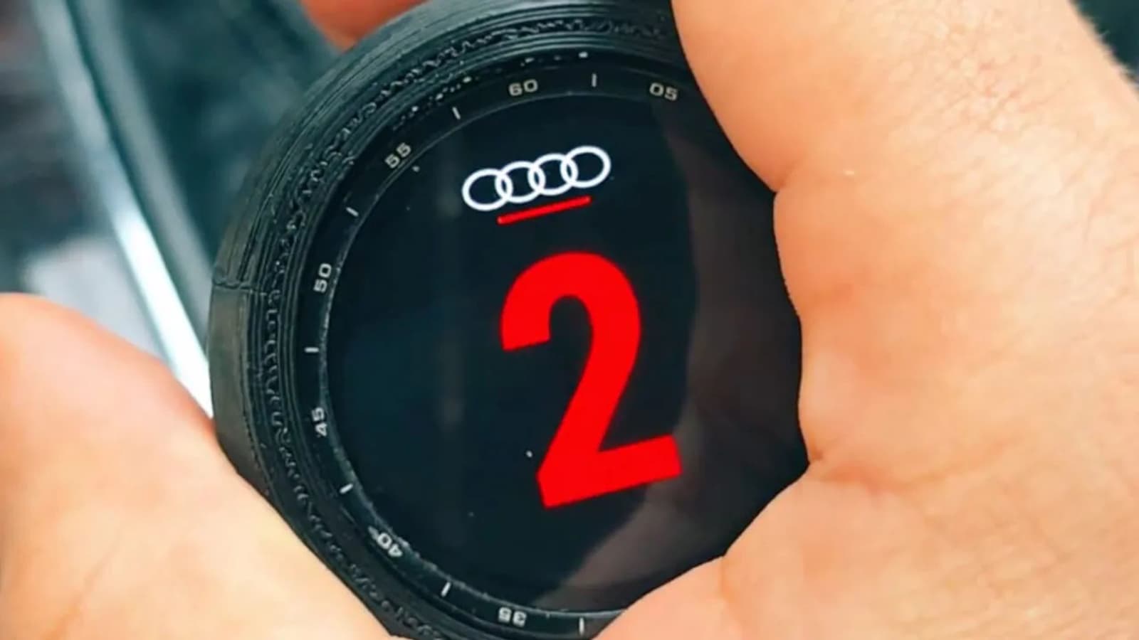 Энтузиаст встроил умные часы в ручку переключения передач своего Audi A4: экран отображает передачи и используется для управления музыкой
