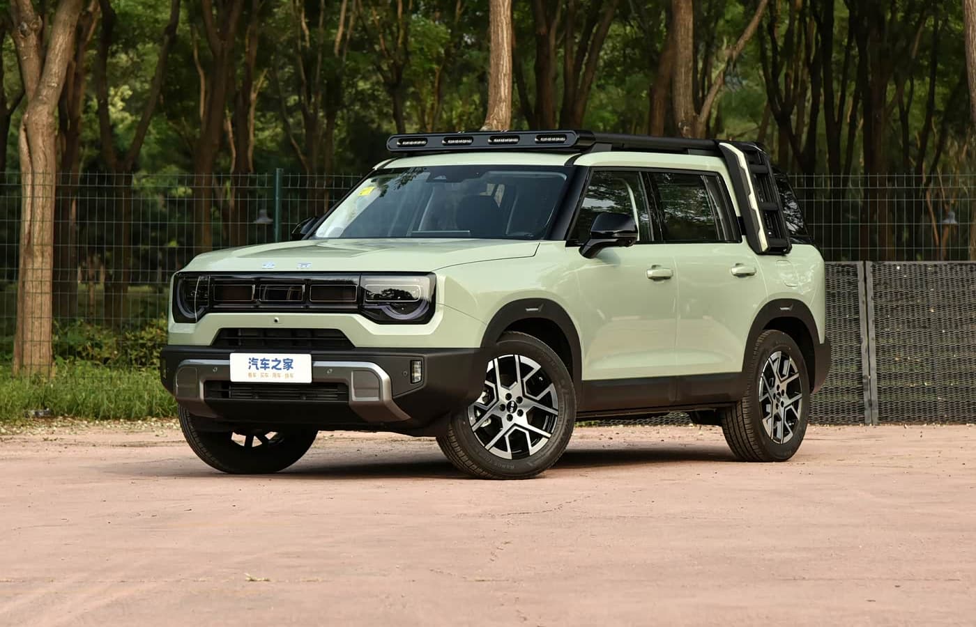 Гибридный внедорожник размером сGeely Monjaro, полным приводом и 409 л.с. — за 140 тыс. юаней (1,5 млн рублей). В Китае вышел BAIC BJ30 Highlight Edition