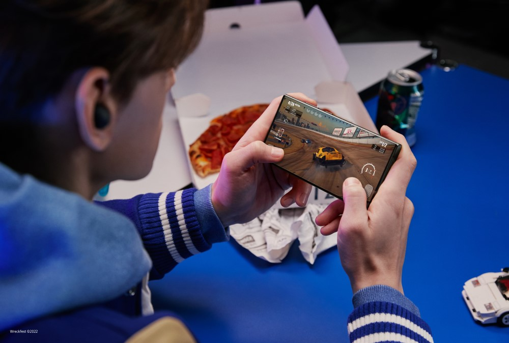 Владелец Samsung Galaxy S23 Ultra получил зелёную линию на экране после обновления. Гарантия уже закончилась, замену экрана оценили в $240