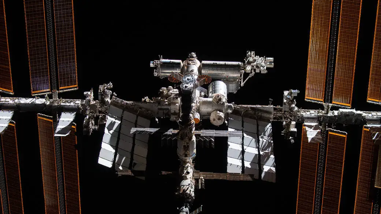 NASA: вопрос с трещинами на МКС так и не решён, «Роскосмос» приостановил запланированные работы