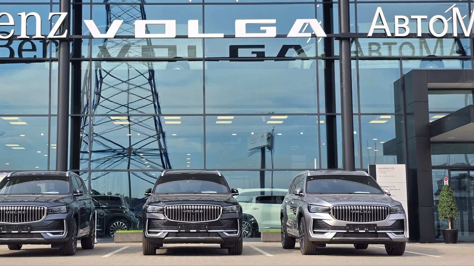 Новые «Волга» соседствуют с Mercedes-Benz. Полная линейка российских кроссоверов Volga К50 и Volga К40 готова к началу продаж