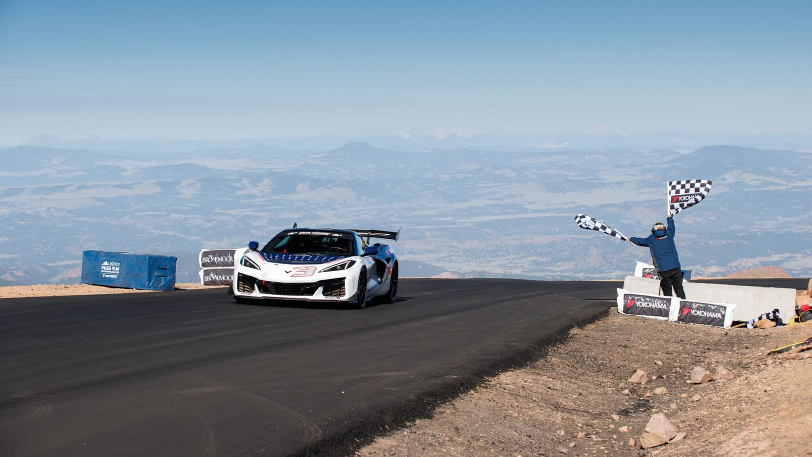 В легендарной гонке Pikes Peak International Hillclimb гибридный Chevrolet Corvette ZR1X показал лучшее время среди серийных машин
