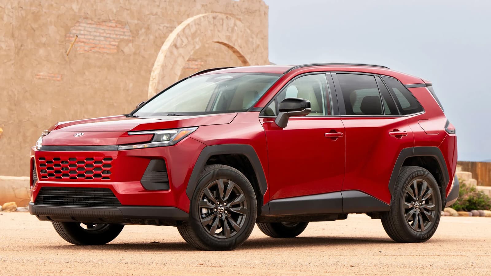 Новый Toyota RAV4 настолько популярен в США, что машины продаются, ещё не доезжая до дилеров