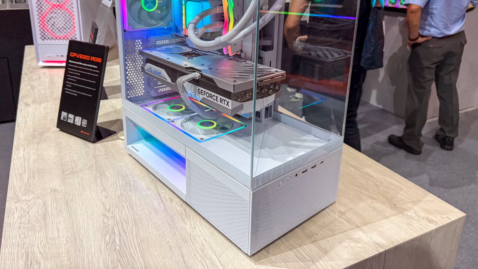 Cougar на Computex 2026: корпуса CFV220 RGB и DuoAir RGB, шасси NU для рабочих станций, блоки питания WS до 3200 Вт и кресла Terminator Air и Arker