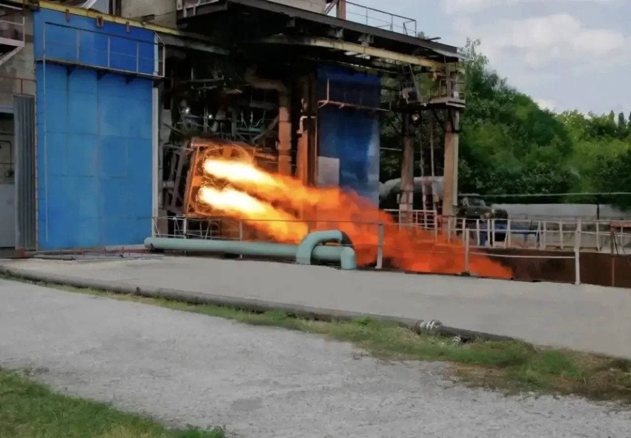 Похожие двигатели установлены на мощнейшей ракете «Союз-5». Роскосмос провёл юбилейное огневое испытание РД0124