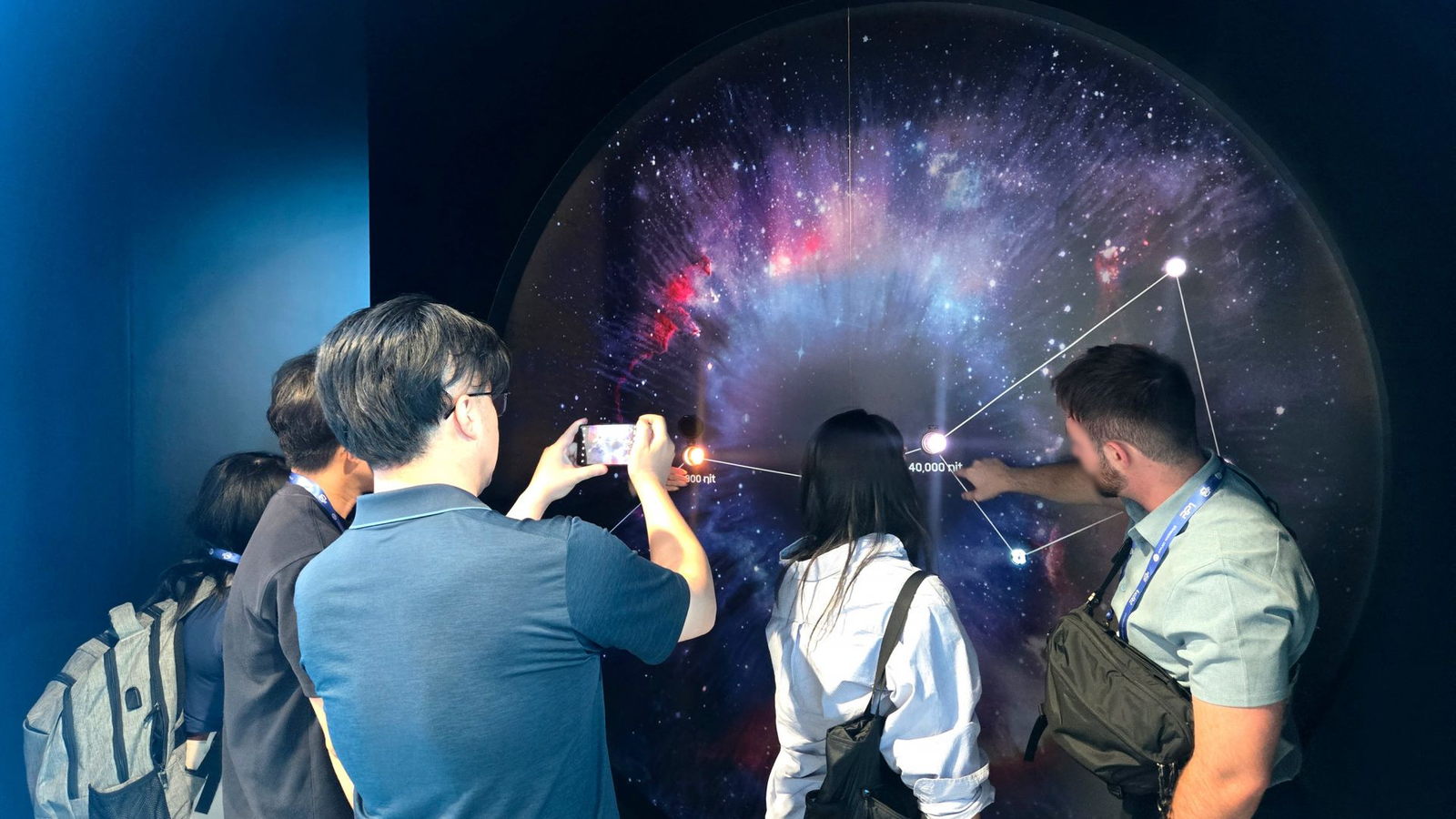 Samsung представила дисплеи RGB OLEDoS со сверхвысокой яркостью 40 000 нит