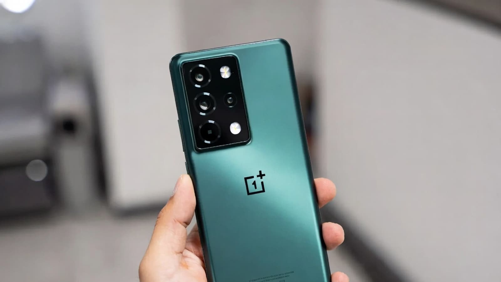 OnePlus 16 получит топовую камеру, аккумулятор на 9000 мА·ч, IP68/69 и Android 17