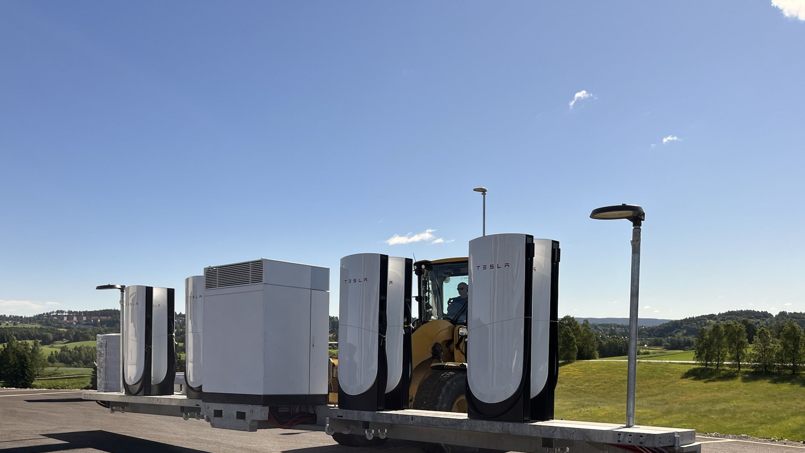 До 500 кВт в восьми модулях Tesla Supercharger V4. В Европе появились первые зарядные станции нового поколения