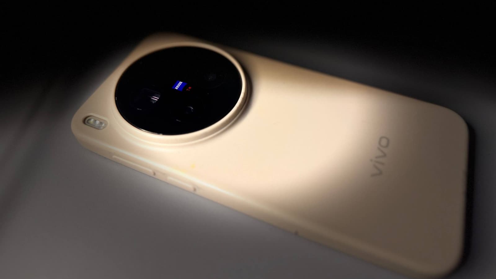 Базовый Vivo X500 получит аккумулятор 7500 мА·ч, перископическую камеру и однокристальную систему Dimensity 9500