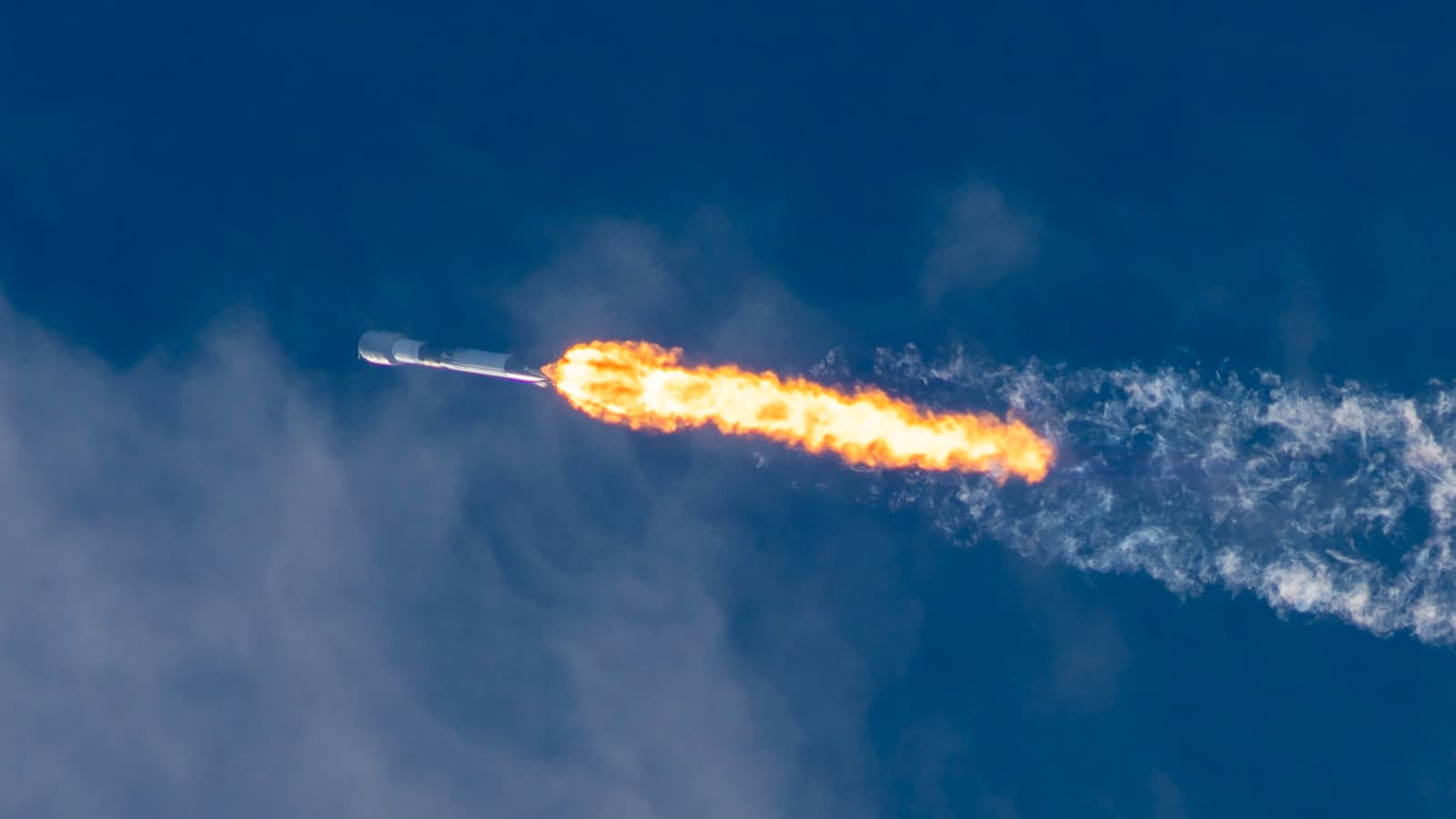 SpaceX опубликовала захватывающие фото запуска ракеты Falcon 9 с новыми спутниками Starlink, первая ступень отработала в 27-й раз