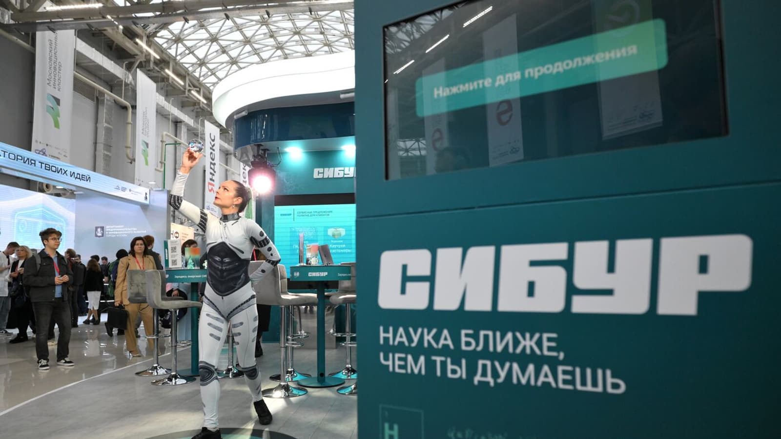 «Вторая жизнь» отходов: «СИБУР» производит экоупаковку с переработанным пластиком для пищевой продукции