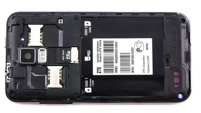 Аккумуляторный отсек Обзор ZTE V880G. Аккумуляторный отсек