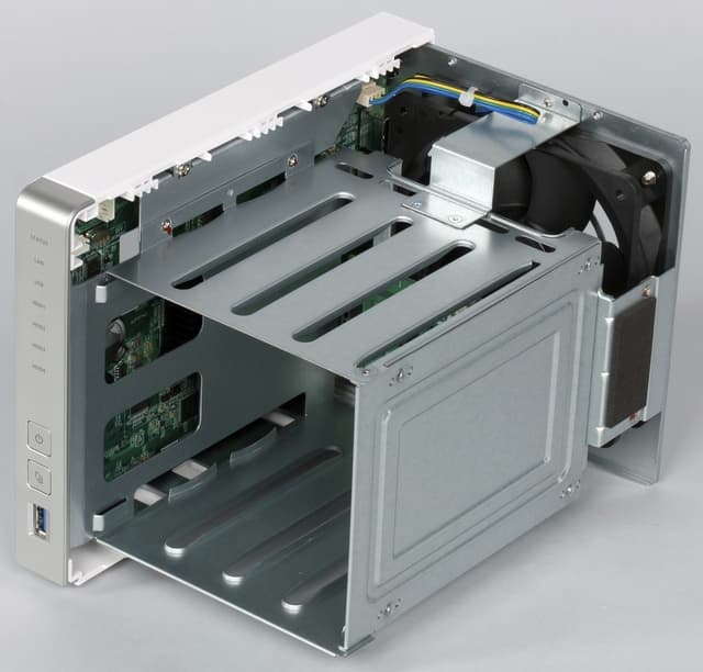 Конструкция QNAP D4 Конструкция QNAP D4