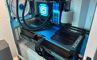 Для GeForce RTX 4090 создали держатель кабеля. Изобретение энтузиаста должно помешать расплавиться кабелю