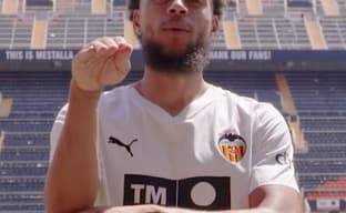 New Valencia football player presented with a reference to Metal Gear Solid