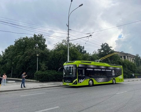 Электробус может заряжаться и от троллейбусной сети, поэтому его можно увидеть и с поднятыми «рогами».