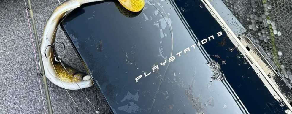 Рыбак выловил PlayStation 3 вместо рыбы. Показал, как износилась консоль и нашёл сюрприз