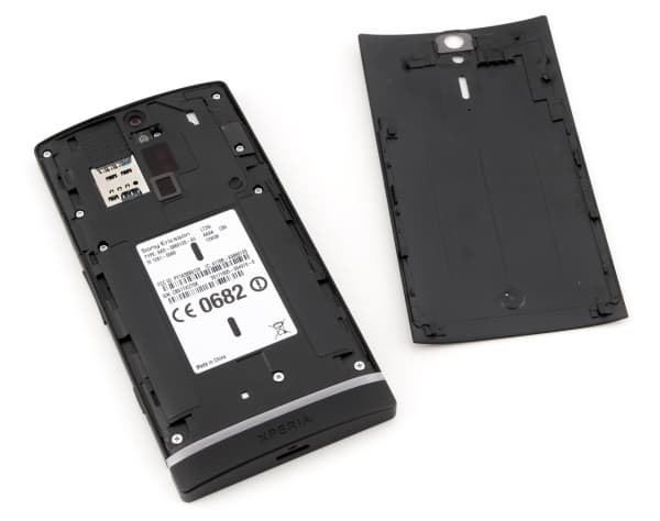 с открытой крышкой Sony Xperia S — с открытой крышкой