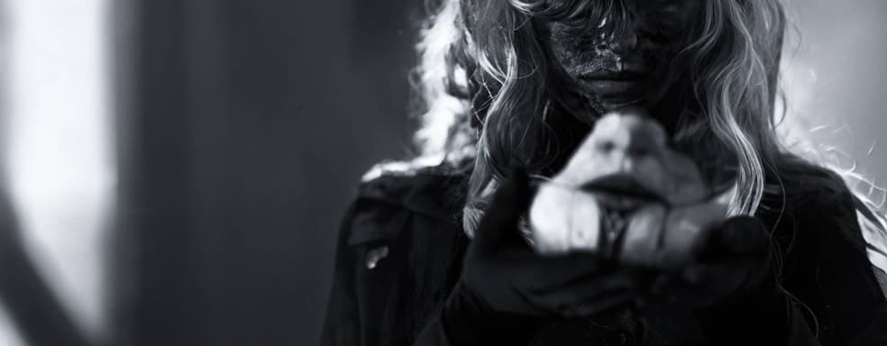 Загадочная девушка в маске: косплеерша превратилась в Алисию из RPG Clair Obscur: Expedition 33