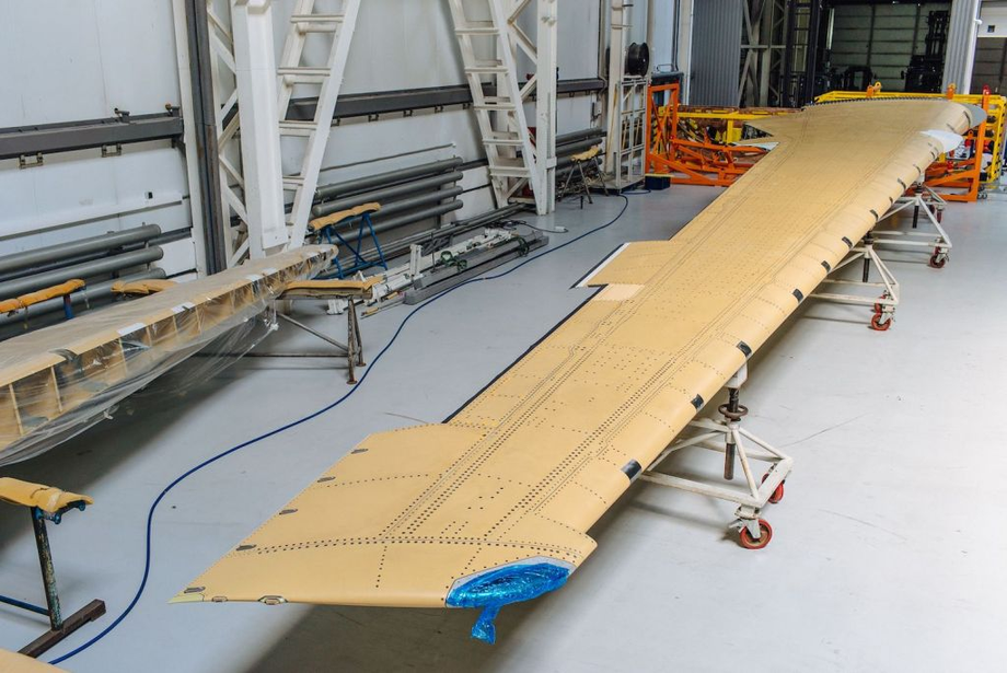 Консоль крыла самолета МС-21-300, изготовленная из российских композиционных материалов