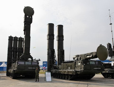 Пусковые установки 9А83 и 9А82 из состава ЗРС С-300В