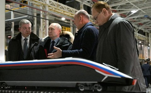 Путину показывают модель поезда для ВСМ на УВЗ