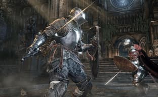 Поклонника Dark Souls 3 обливает бутафорской кровью каждый раз, когда он получает повреждения в игре