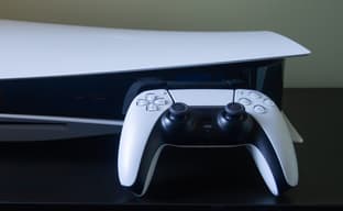 Глава PlayStation держит свою PlayStation 5 вверх тормашками. Вот так поворот