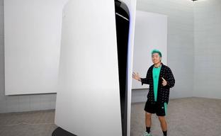 Трёхметровая PS5 за 70 000 долларов. Видеоблогер раскрасил огромную рабочую копию консоли